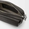 Bolso mensajero pequeño Pebble en piel de becerro granulada flexible Gris oscuro