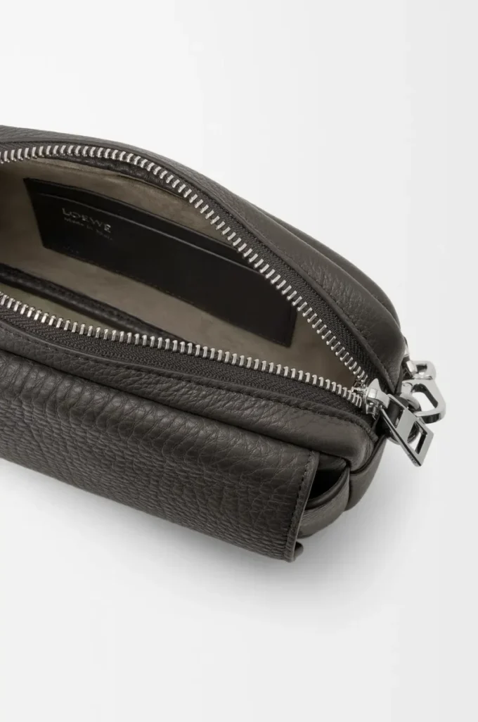 Bolso mensajero pequeño Pebble en piel de becerro granulada flexible Gris oscuro