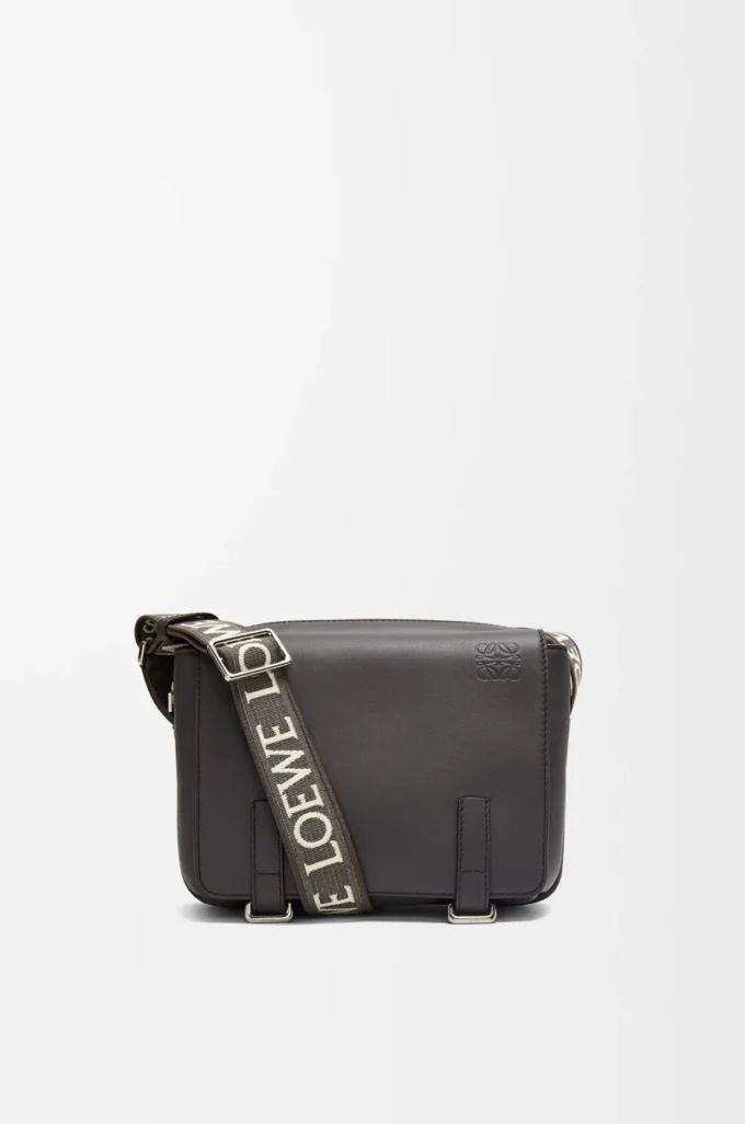 Bolso mensajero XS Military en piel de becerro suave y jacquard gris oscuro Bolso mensajero XS Military en piel de becerro suave y jacquard gris oscuro