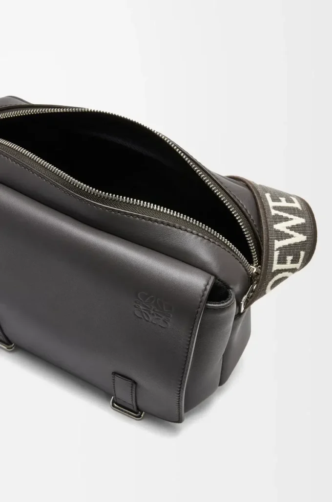 Bolso mensajero XS Military en piel de becerro suave y jacquard gris oscuro Bolso mensajero XS Military en piel de becerro suave y jacquard gris oscuro