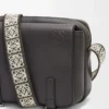 Bolso mensajero XS Military en piel de becerro suave y jacquard gris oscuro Bolso mensajero XS Military en piel de becerro suave y jacquard gris oscuro