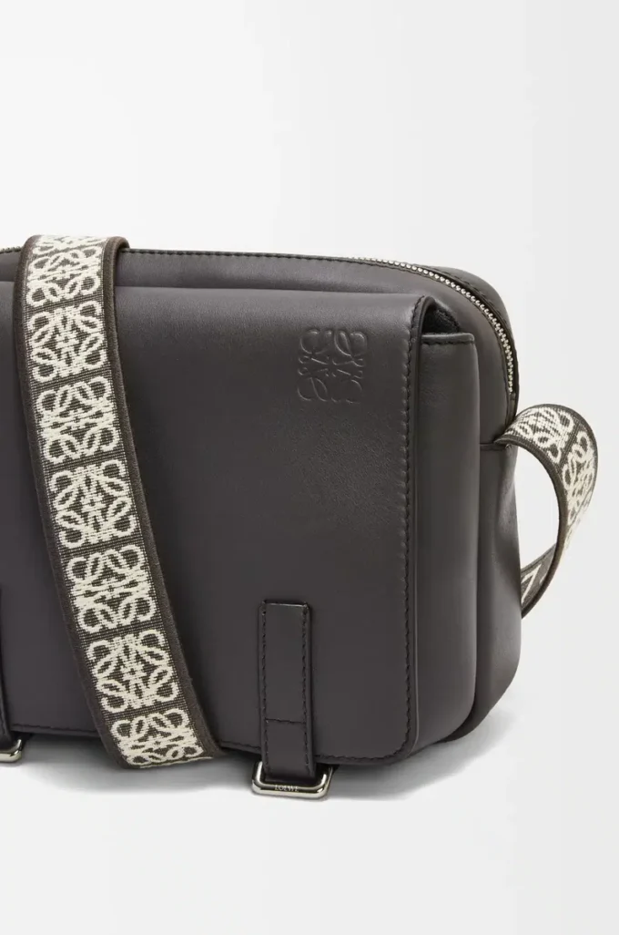 Bolso mensajero XS Military en piel de becerro suave y jacquard gris oscuro Bolso mensajero XS Military en piel de becerro suave y jacquard gris oscuro