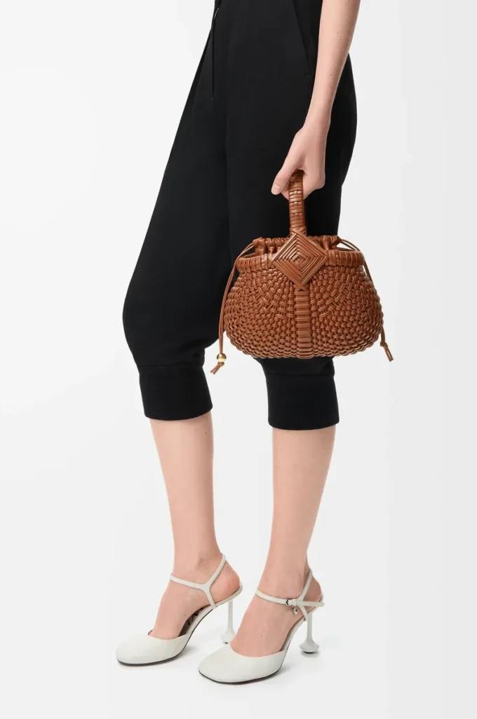 Bolso Mini Diamond Round Basket en piel de becerro Dark Tan Bolso Mini Diamond Round Basket en piel de becerro Dark Tan