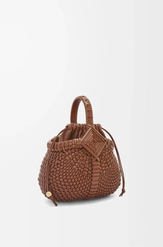Bolso Mini Diamond Round Basket en piel de becerro Dark Tan Bolso Mini Diamond Round Basket en piel de becerro Dark Tan