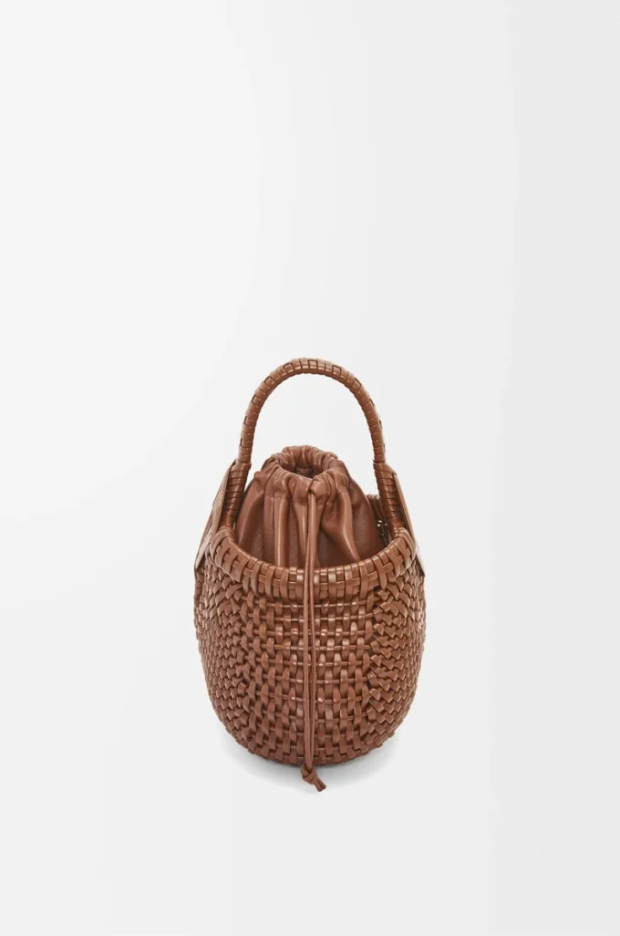 Bolso Mini Diamond Round Basket en piel de becerro Dark Tan Bolso Mini Diamond Round Basket en piel de becerro Dark Tan