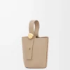 Bolso mini Pebble Bucket en piel de becerro granulada suave color arena Bolso mini Pebble Bucket en piel de becerro granulada suave color arena