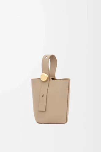 Bolso mini Pebble Bucket en piel de becerro granulada suave color arena