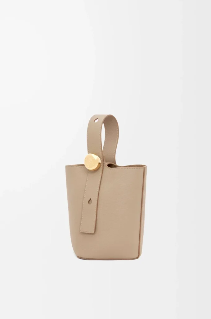 Bolso mini Pebble Bucket en piel de becerro granulada suave color arena Bolso mini Pebble Bucket en piel de becerro granulada suave color arena