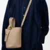 Bolso mini Pebble Bucket en piel de becerro granulada suave color arena Bolso mini Pebble Bucket en piel de becerro granulada suave color arena