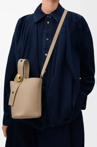 Bolso mini Pebble Bucket en piel de becerro granulada suave color arena