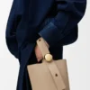 Bolso mini Pebble Bucket en piel de becerro granulada suave color arena Bolso mini Pebble Bucket en piel de becerro granulada suave color arena