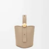 Bolso mini Pebble Bucket en piel de becerro granulada suave color arena Bolso mini Pebble Bucket en piel de becerro granulada suave color arena
