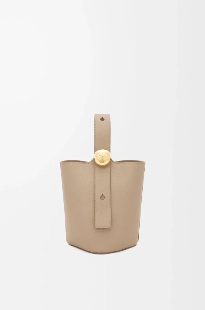 Bolso mini Pebble Bucket en piel de becerro granulada suave color arena Bolso mini Pebble Bucket en piel de becerro granulada suave color arena