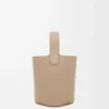 Bolso mini Pebble Bucket en piel de becerro granulada suave color arena Bolso mini Pebble Bucket en piel de becerro granulada suave color arena