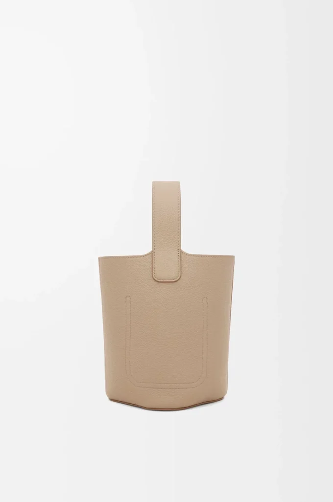 Bolso mini Pebble Bucket en piel de becerro granulada suave color arena Bolso mini Pebble Bucket en piel de becerro granulada suave color arena