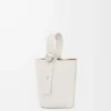 Bolso mini Pebble Bucket en piel de becerro granulada suave color blanco suave Bolso mini Pebble Bucket en piel de becerro granulada suave color blanco suave