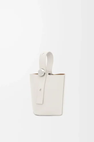 Bolso mini Pebble Bucket en piel de becerro granulada suave color blanco suave