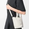 Bolso mini Pebble Bucket en piel de becerro granulada suave color blanco suave Bolso mini Pebble Bucket en piel de becerro granulada suave color blanco suave