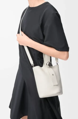 Bolso mini Pebble Bucket en piel de becerro granulada suave color blanco suave