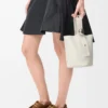 Bolso mini Pebble Bucket en piel de becerro granulada suave color blanco suave Bolso mini Pebble Bucket en piel de becerro granulada suave color blanco suave