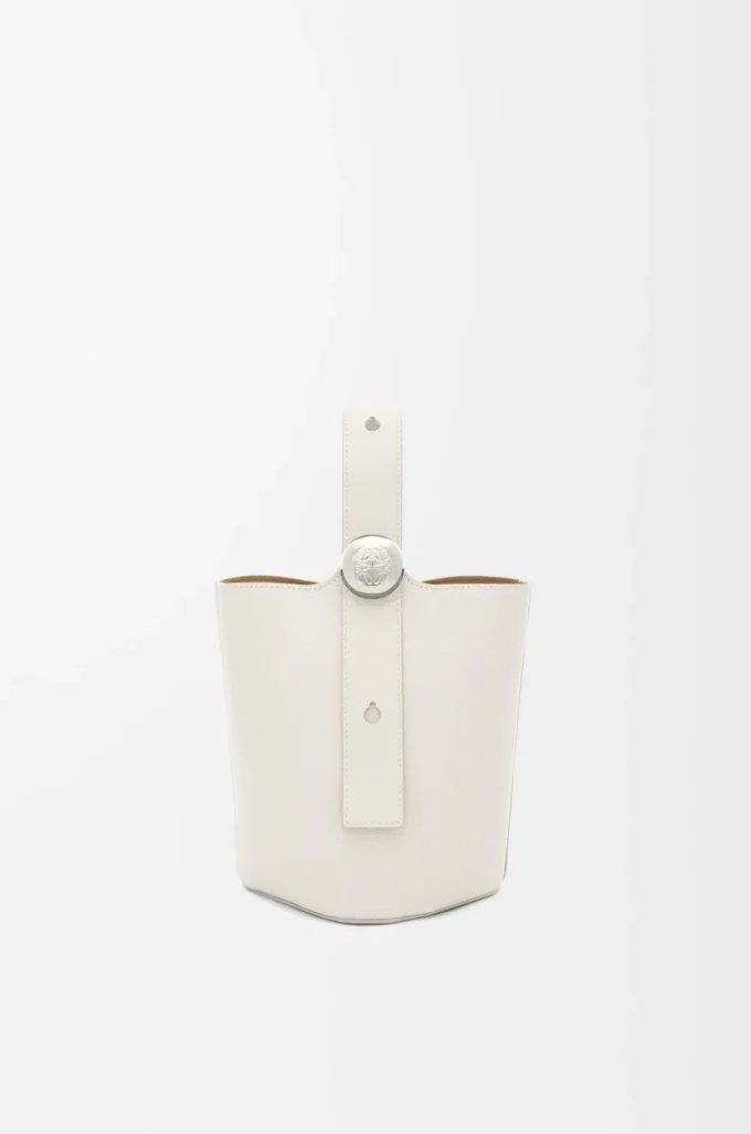 Bolso mini Pebble Bucket en piel de becerro granulada suave color blanco suave Bolso mini Pebble Bucket en piel de becerro granulada suave color blanco suave