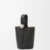 Bolso mini Pebble Bucket en piel de becerro granulada suave color negro Bolso mini Pebble Bucket en piel de becerro granulada suave color negro