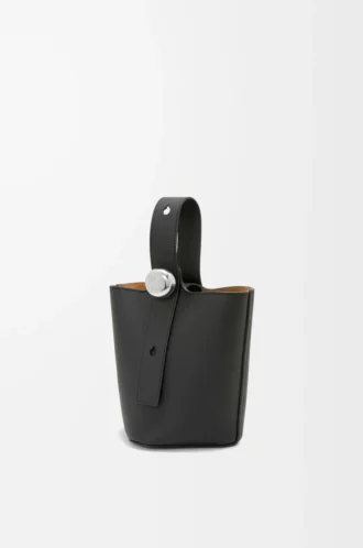 Bolso mini Pebble Bucket en piel de becerro granulada suave color negro