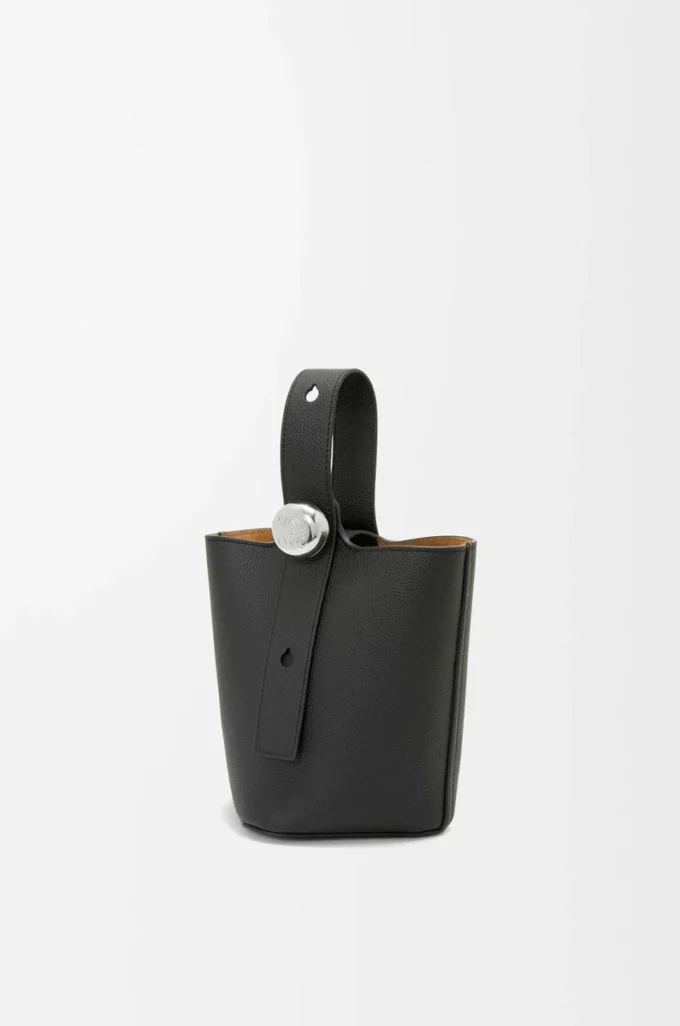 Bolso mini Pebble Bucket en piel de becerro granulada suave color negro Bolso mini Pebble Bucket en piel de becerro granulada suave color negro
