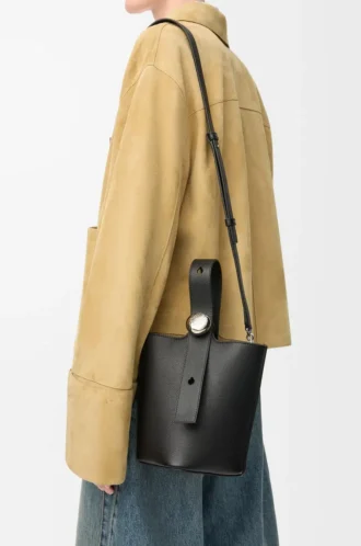 Bolso mini Pebble Bucket en piel de becerro granulada suave color negro