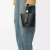 Bolso mini Pebble Bucket en piel de becerro granulada suave color negro Bolso mini Pebble Bucket en piel de becerro granulada suave color negro