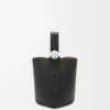 Bolso mini Pebble Bucket en piel de becerro granulada suave color negro Bolso mini Pebble Bucket en piel de becerro granulada suave color negro