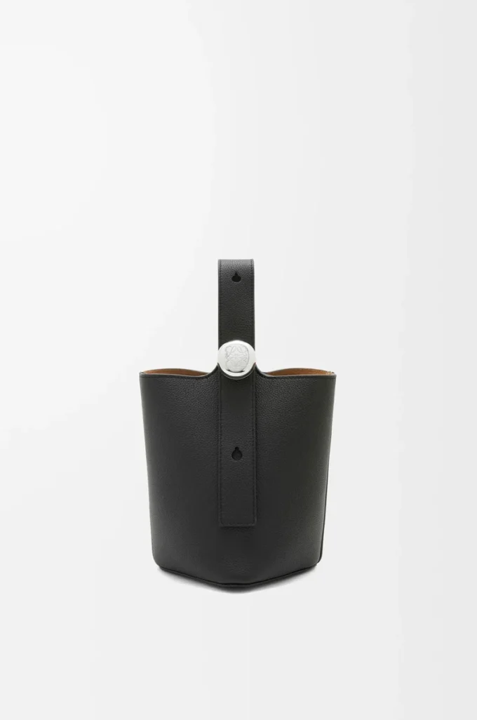Bolso mini Pebble Bucket en piel de becerro granulada suave color negro Bolso mini Pebble Bucket en piel de becerro granulada suave color negro