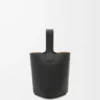 Bolso mini Pebble Bucket en piel de becerro granulada suave color negro Bolso mini Pebble Bucket en piel de becerro granulada suave color negro
