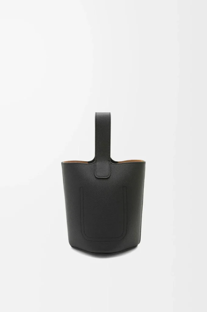 Bolso mini Pebble Bucket en piel de becerro granulada suave color negro Bolso mini Pebble Bucket en piel de becerro granulada suave color negro
