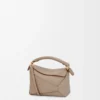 Bolso Mini Puzzle Edge en piel de becerro granulada suave color arena Bolso Mini Puzzle Edge en piel de becerro granulada suave color arena