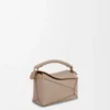 Bolso Mini Puzzle Edge en piel de becerro granulada suave color arena Bolso Mini Puzzle Edge en piel de becerro granulada suave color arena