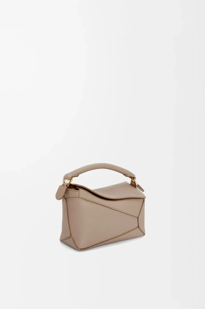 Bolso Mini Puzzle Edge en piel de becerro granulada suave color arena Bolso Mini Puzzle Edge en piel de becerro granulada suave color arena