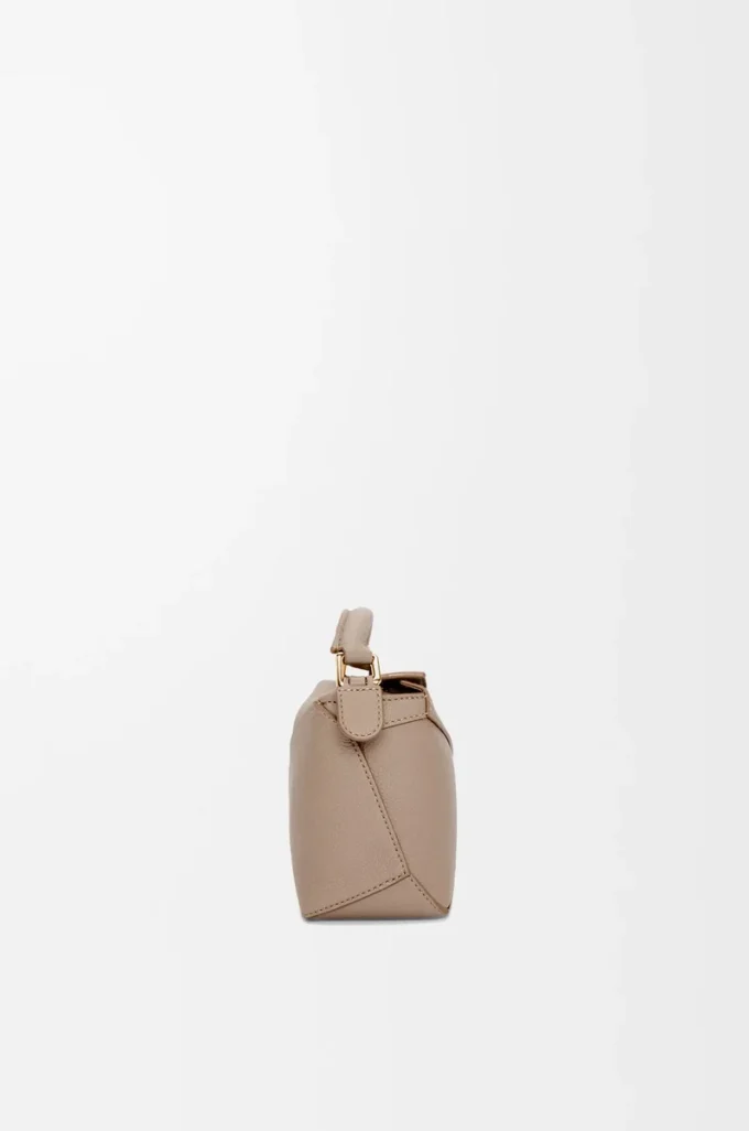 Bolso Mini Puzzle Edge en piel de becerro granulada suave color arena Bolso Mini Puzzle Edge en piel de becerro granulada suave color arena