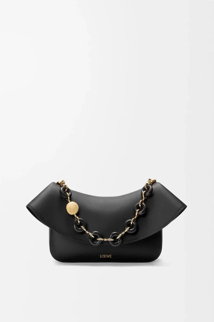 Bolso Ola mediano en piel de becerro lisa, color negro Bolso Ola mediano en piel de becerro lisa, color negro