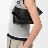 Bolso Ola mediano en piel de becerro lisa, color negro Bolso Ola mediano en piel de becerro lisa, color negro