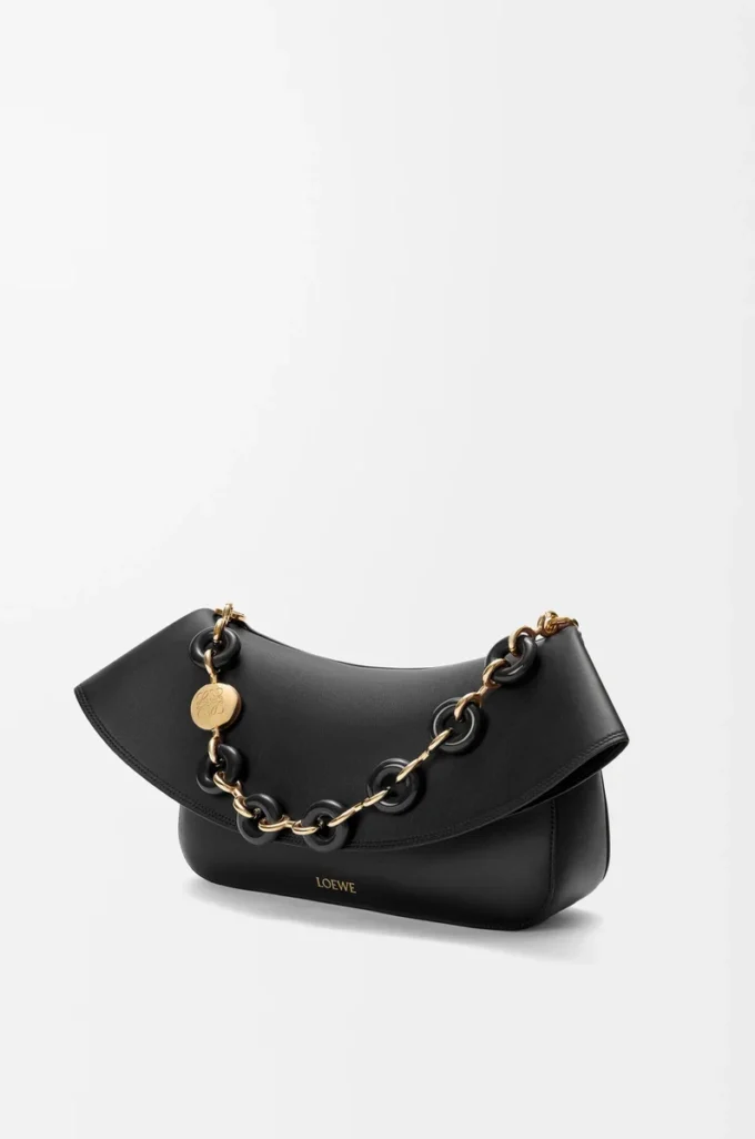 Bolso Ola mediano en piel de becerro lisa, color negro Bolso Ola mediano en piel de becerro lisa, color negro