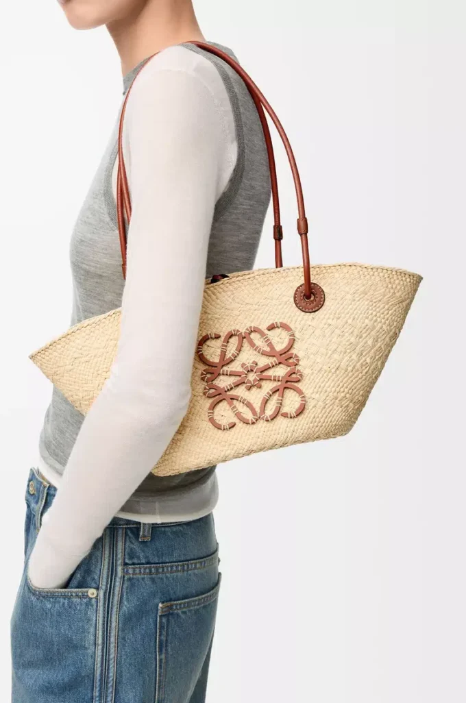 Bolso pequeño Anagram Basket en palma iraca y piel de becerro Natural/Tan Bolso pequeño Anagram Basket en palma iraca y piel de becerro Natural/Tan