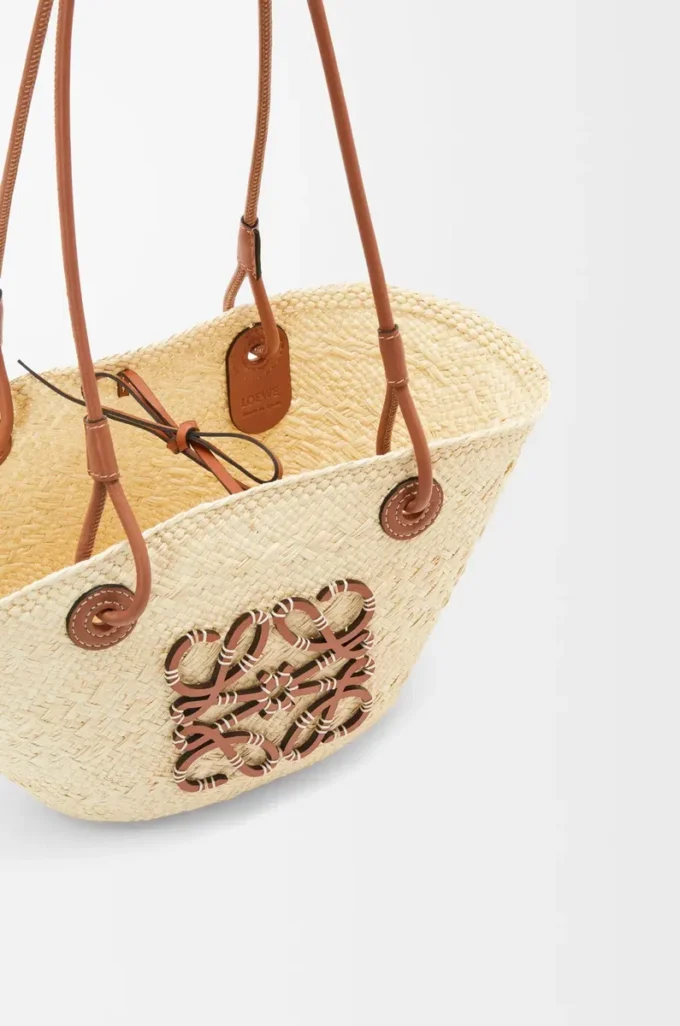 Bolso pequeño Anagram Basket en palma iraca y piel de becerro Natural/Tan Bolso pequeño Anagram Basket en palma iraca y piel de becerro Natural/Tan
