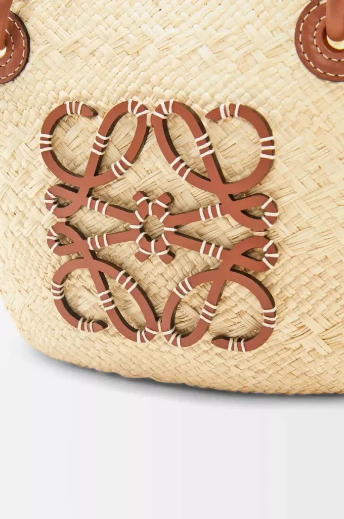 Bolso pequeño Anagram Basket en palma iraca y piel de becerro Natural/Tan Bolso pequeño Anagram Basket en palma iraca y piel de becerro Natural/Tan