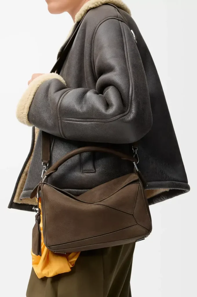 Bolso pequeño Featherlight Puzzle en nubuck granulado color tundra