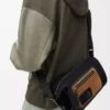 Bolso pequeño Flex Loop en lona y ante Negro/Oro oscuro Bolso pequeño Flex Loop en lona y ante Negro/Oro oscuro