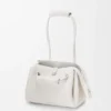Bolso pequeño Madrid en piel de becerro granulada suave Soft White.