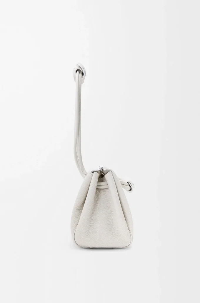 Bolso pequeño Madrid en piel de becerro granulada suave Soft White.
