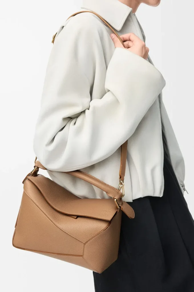 Bolso pequeño Puzzle Edge en piel de becerro granulada suave color toffee Bolso pequeño Puzzle Edge en piel de becerro granulada suave color toffee