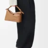 Bolso pequeño Puzzle Edge en piel de becerro granulada suave color toffee Bolso pequeño Puzzle Edge en piel de becerro granulada suave color toffee